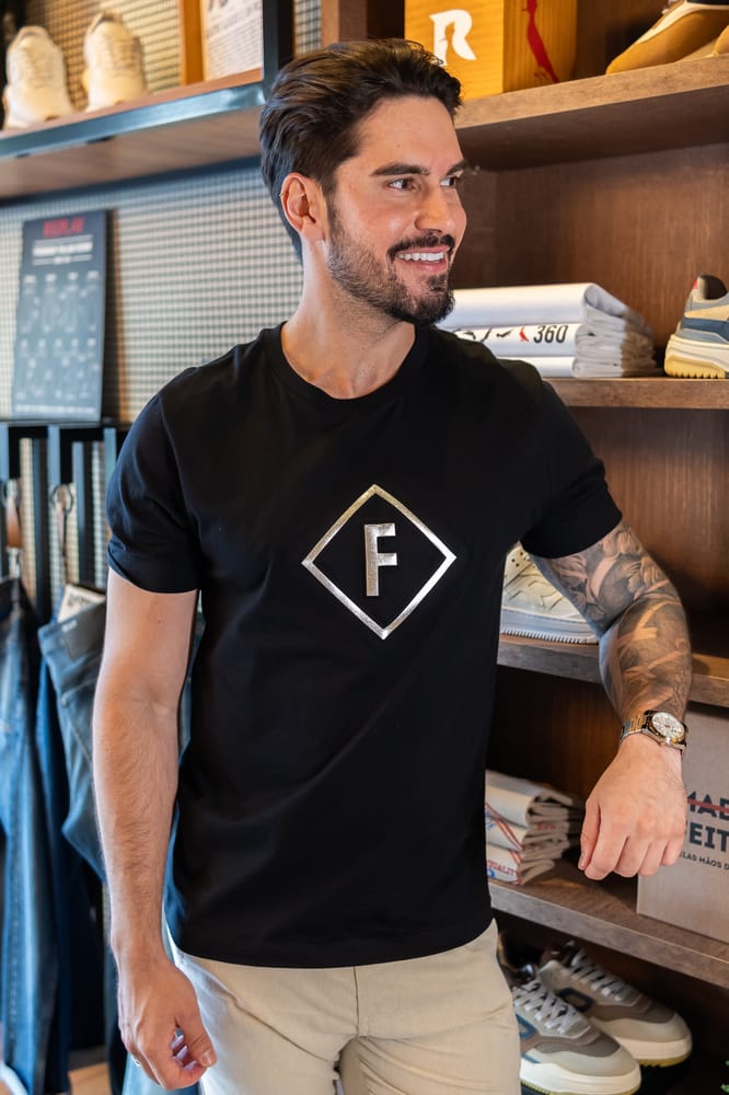 Camiseta Forum Preto Logo Prata